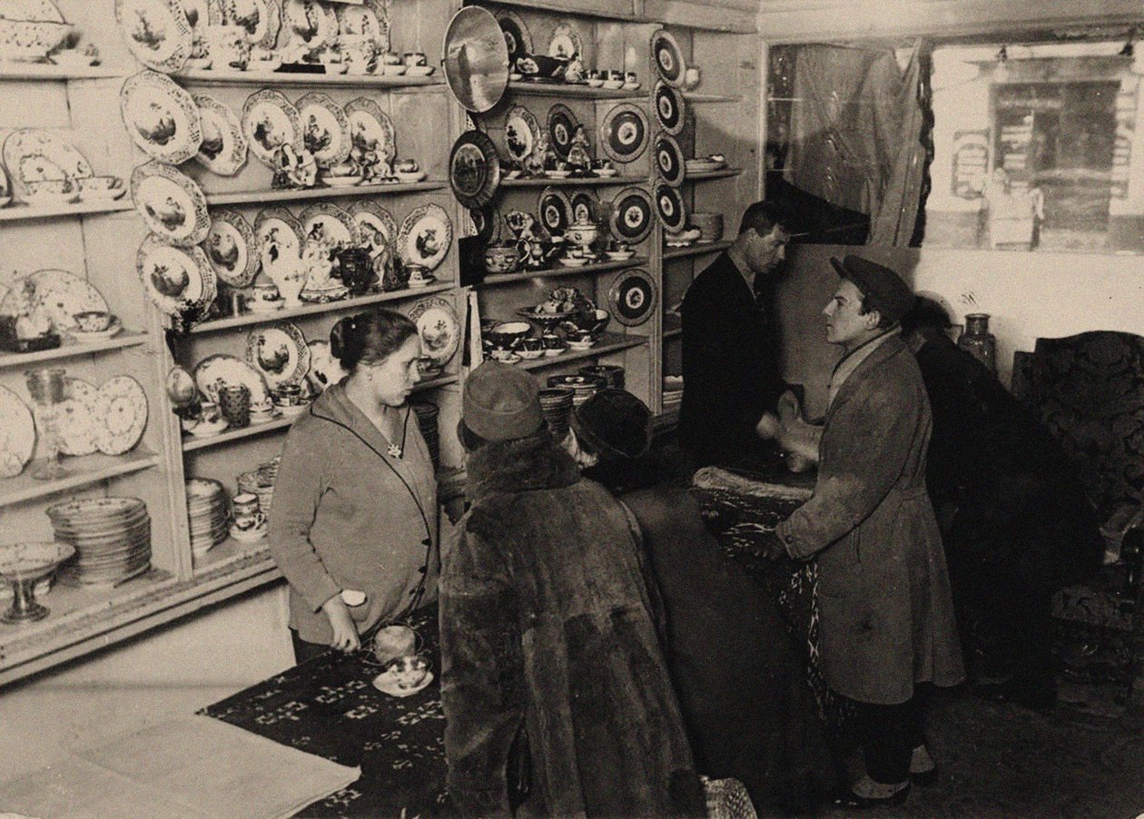 Vorschau vor der Auktion der Besitztümer der Romanow-Zarenfamilie, Moskau, 1927 von Unbekannt