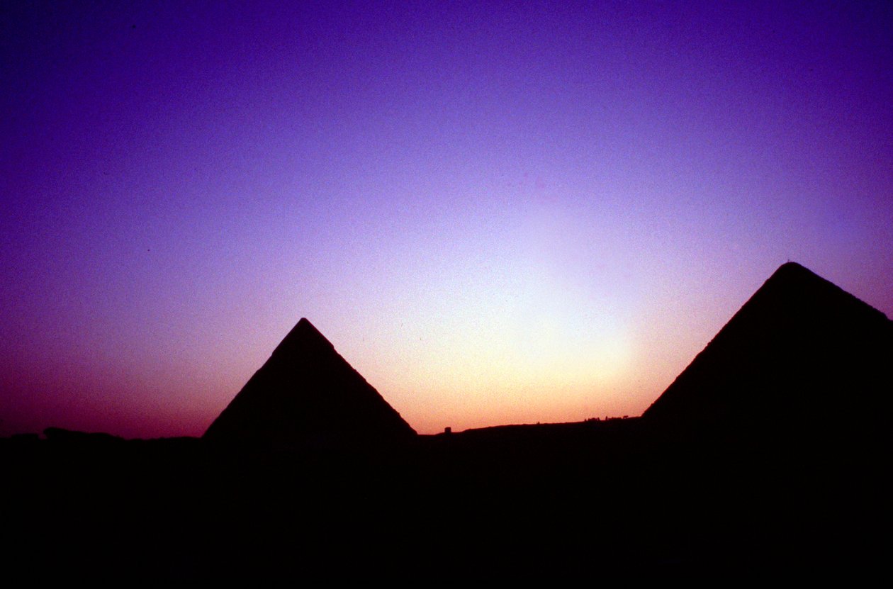 Pyramiden von Gizeh, Ägypten, bei Sonnenuntergang, um 26. Jahrhundert v. Chr. von Unbekannt