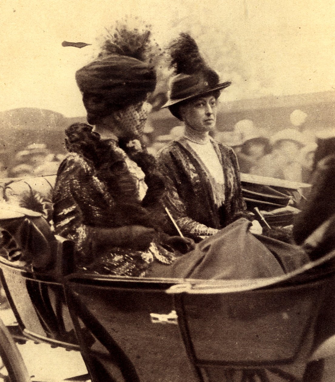 Königin Alexandra von Dänemark und Prinzessin Victoria bei der Ankunft in der St. Pauls Kathedrale von Unbekannt