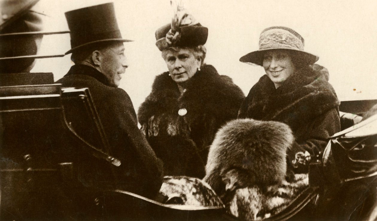 Königin Mary mit der Prinzessin Royal und Viscount Lascelles, 1923 von Unbekannt