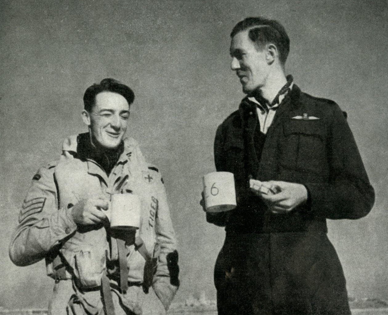RAF-Personal genießt eine Tasse Tee, Malta, Zweiter Weltkrieg, 1942 von Unbekannt