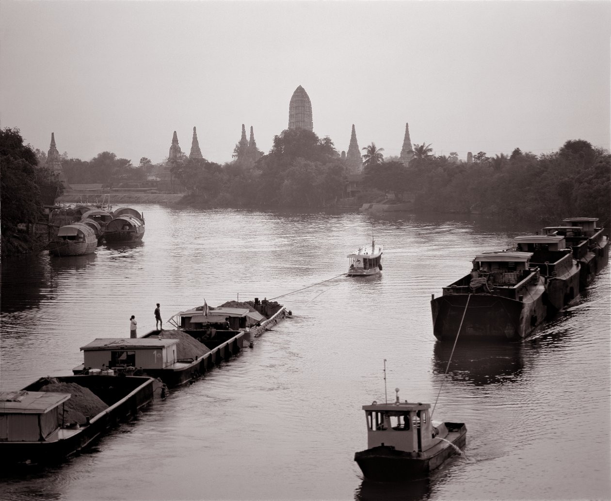 Flusskähne auf dem Chao Phraya Fluss mit Blick auf Wat Chaiwatthanaram von Unbekannt