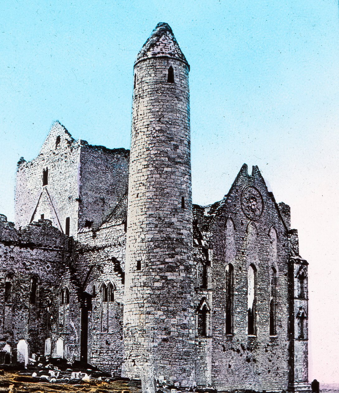 Ruinen auf dem Felsen von Cashel Co., Tipperary, um 1910 von Unbekannt