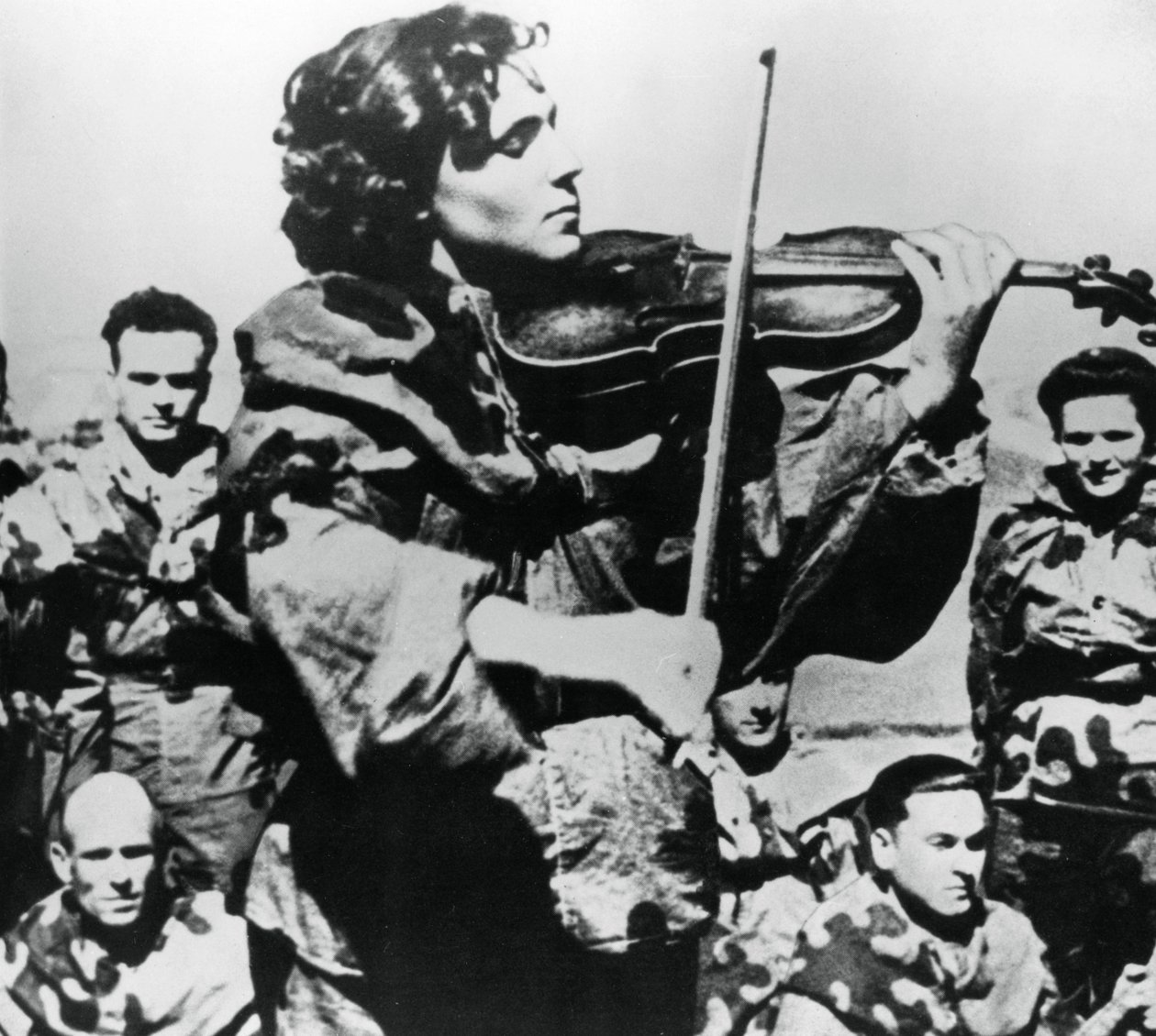 Russische Armeekrankenschwester spielt Geige, Ostfront, 1944 von Unbekannt
