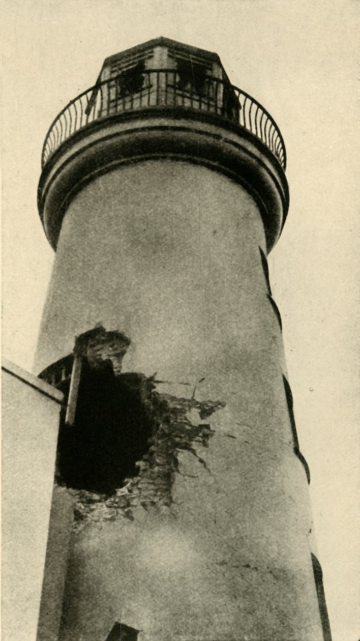 Leuchtturm von Scarborough von einer deutschen Bombe getroffen, Erster Weltkrieg, Dezember 1914, um 1920 von Unbekannt