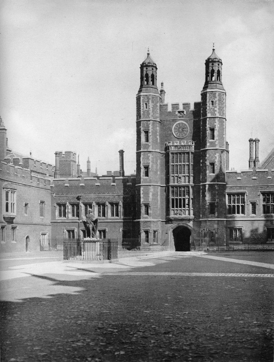Schulhof und Luptons Turm, 1926 von Unbekannt