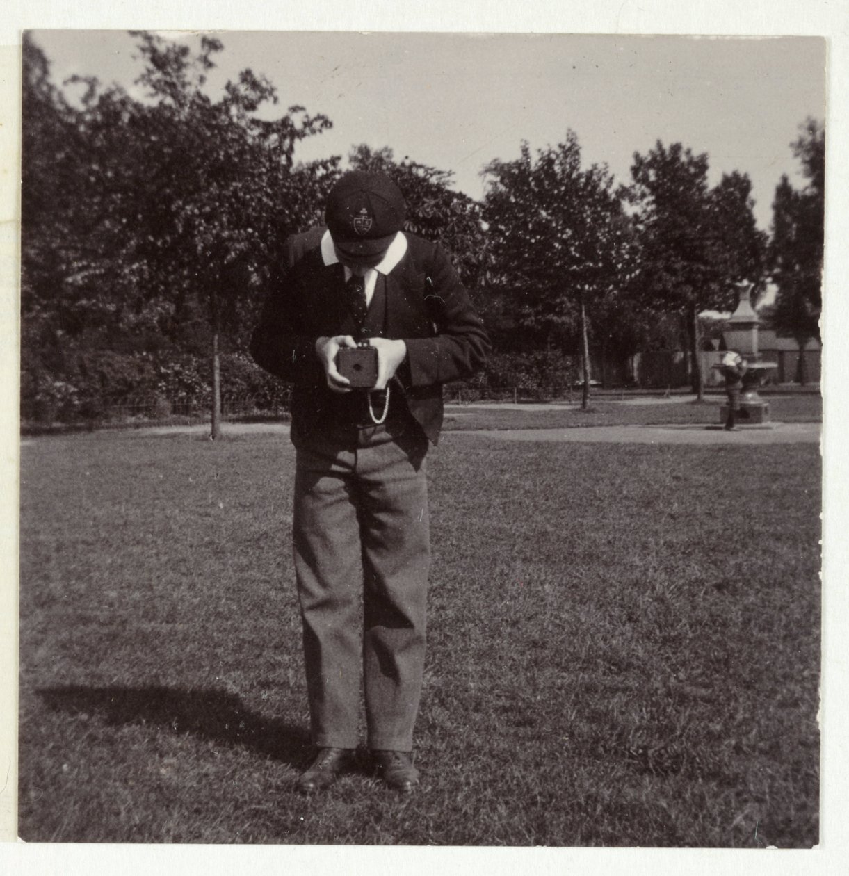 Schuljunge macht ein Foto, um 1905 von Unbekannt