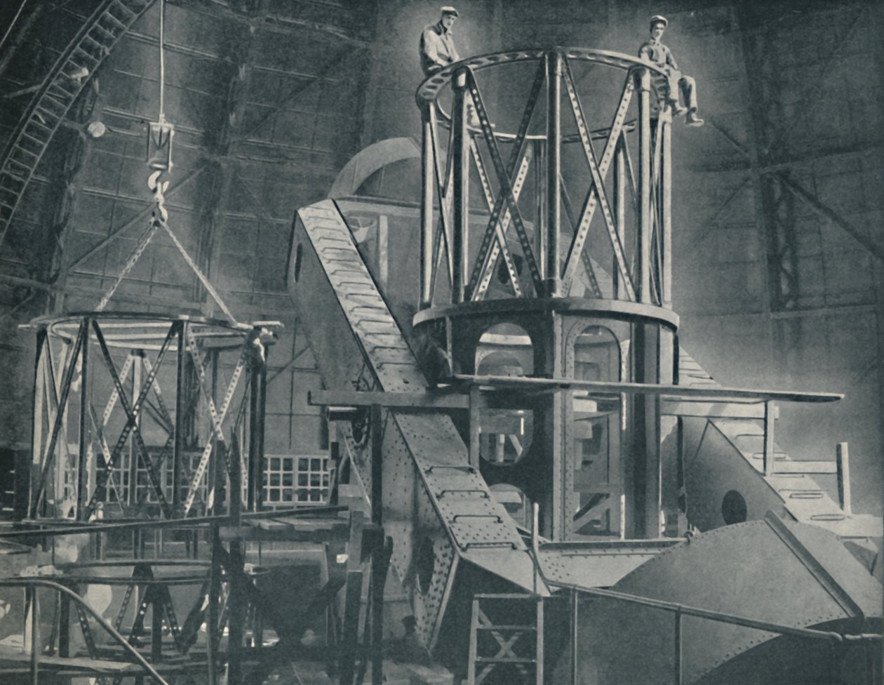 Abschnitt für Abschnitt erhebt sich das riesige Stahlgerüst des Hookers-Zylinders, ca. 1935 von Unbekannt