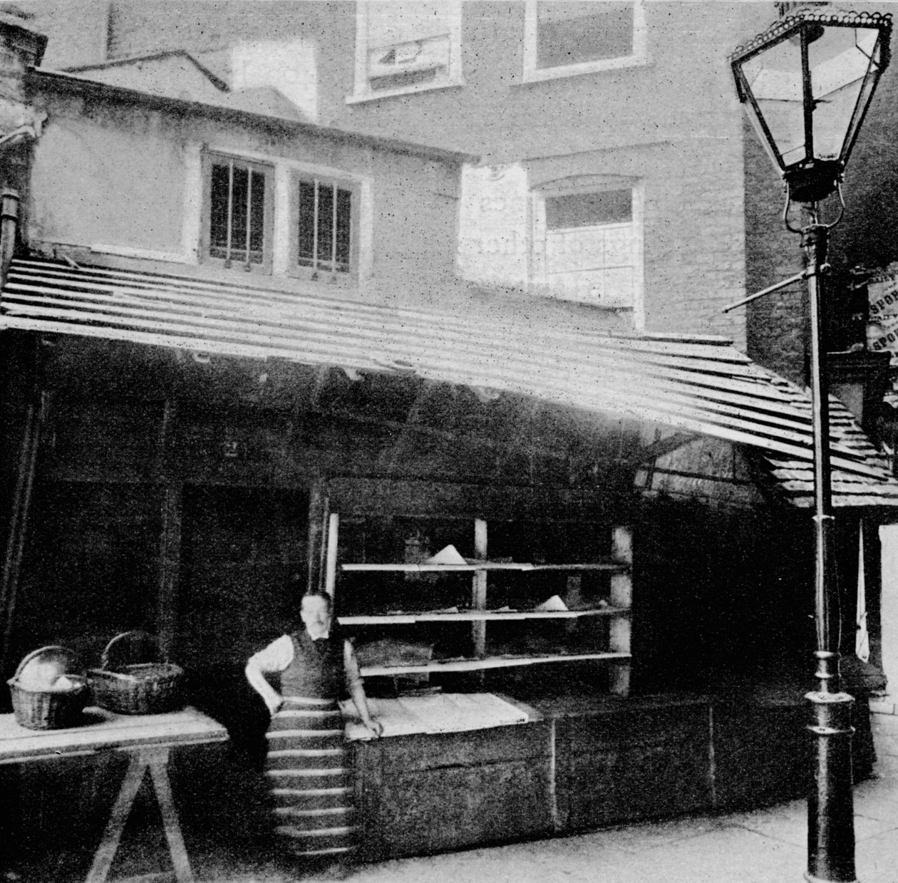 Geschäft und Solar, Clare Market, London, inzwischen abgerissen, 1895 von Unbekannt