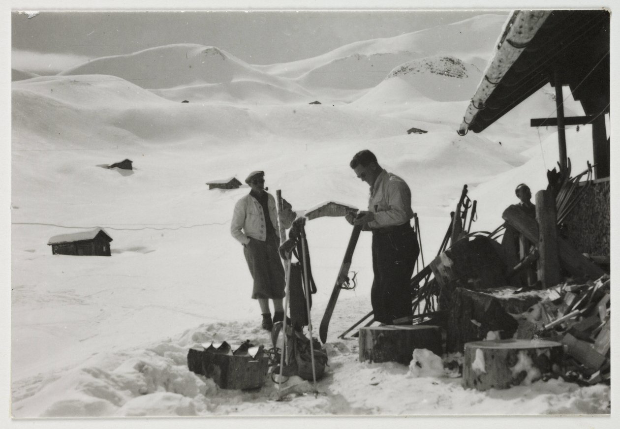 Skifahrer vor einem Chalet, um 1930 von Unbekannt