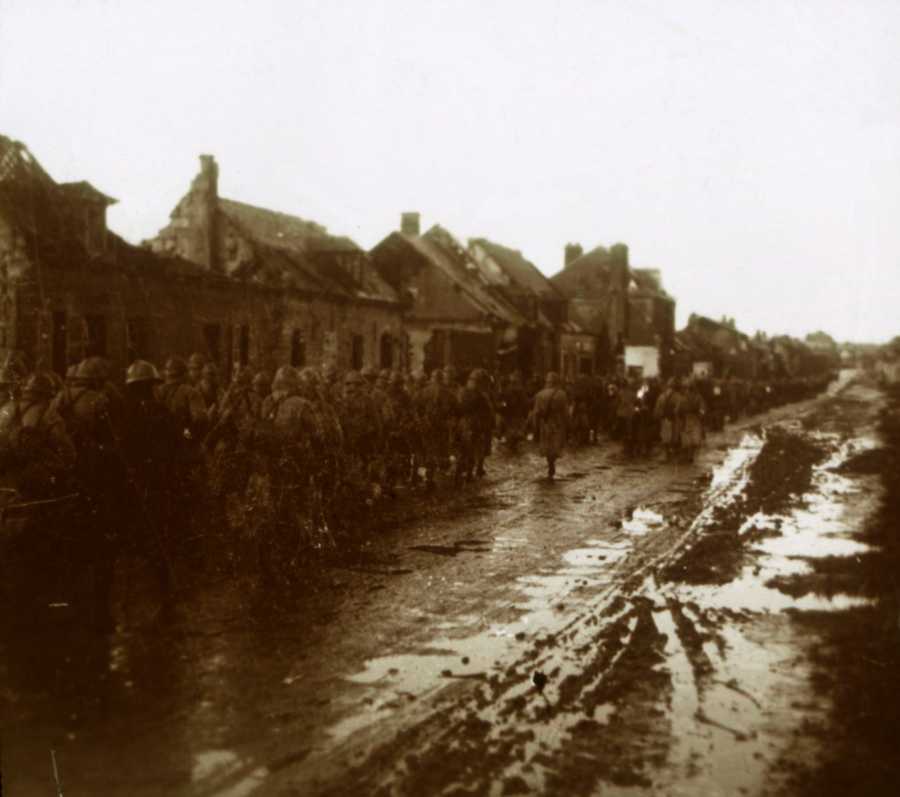 Soldaten marschieren an zerstörten Häusern vorbei, Champagne, Nordfrankreich, ca. 1914-1918 von Unbekannt