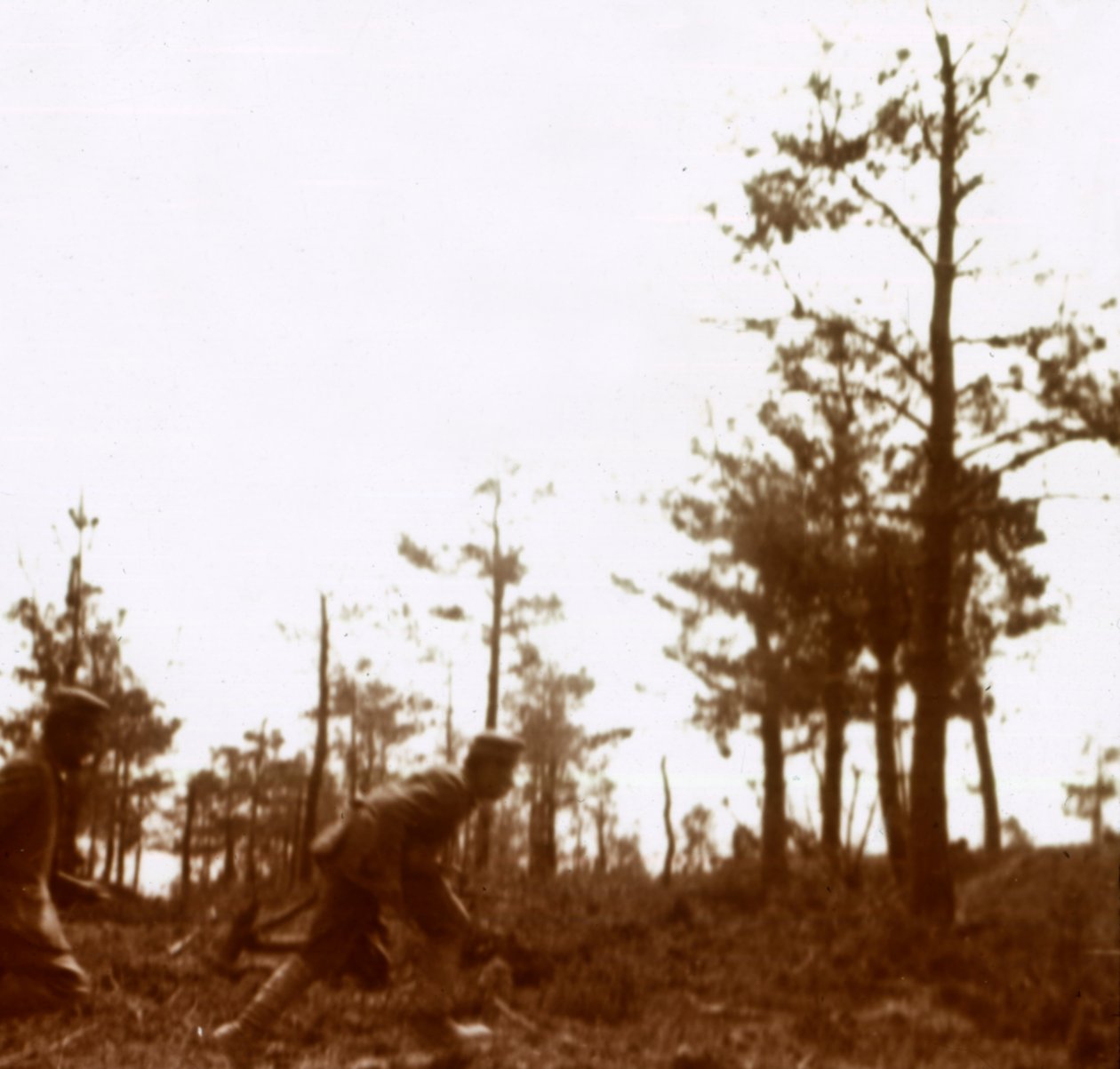 Soldaten rennen auf dem Schlachtfeld, um 1914-1918 von Unbekannt