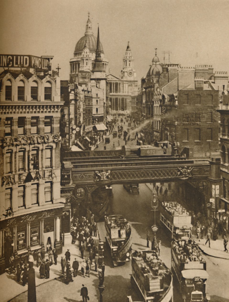 Turm von St. Martins Ludgate Silhouettiert gegen die Masse von St. Pauls, ca. 1935 von Unbekannt