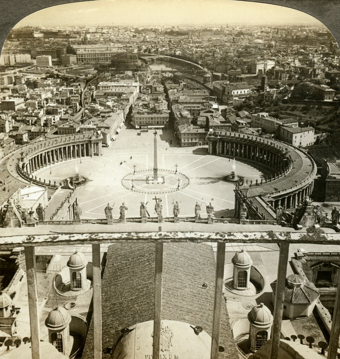 Petersplatz von der Kuppel des Petersdoms, Rom, Italien von Unbekannt