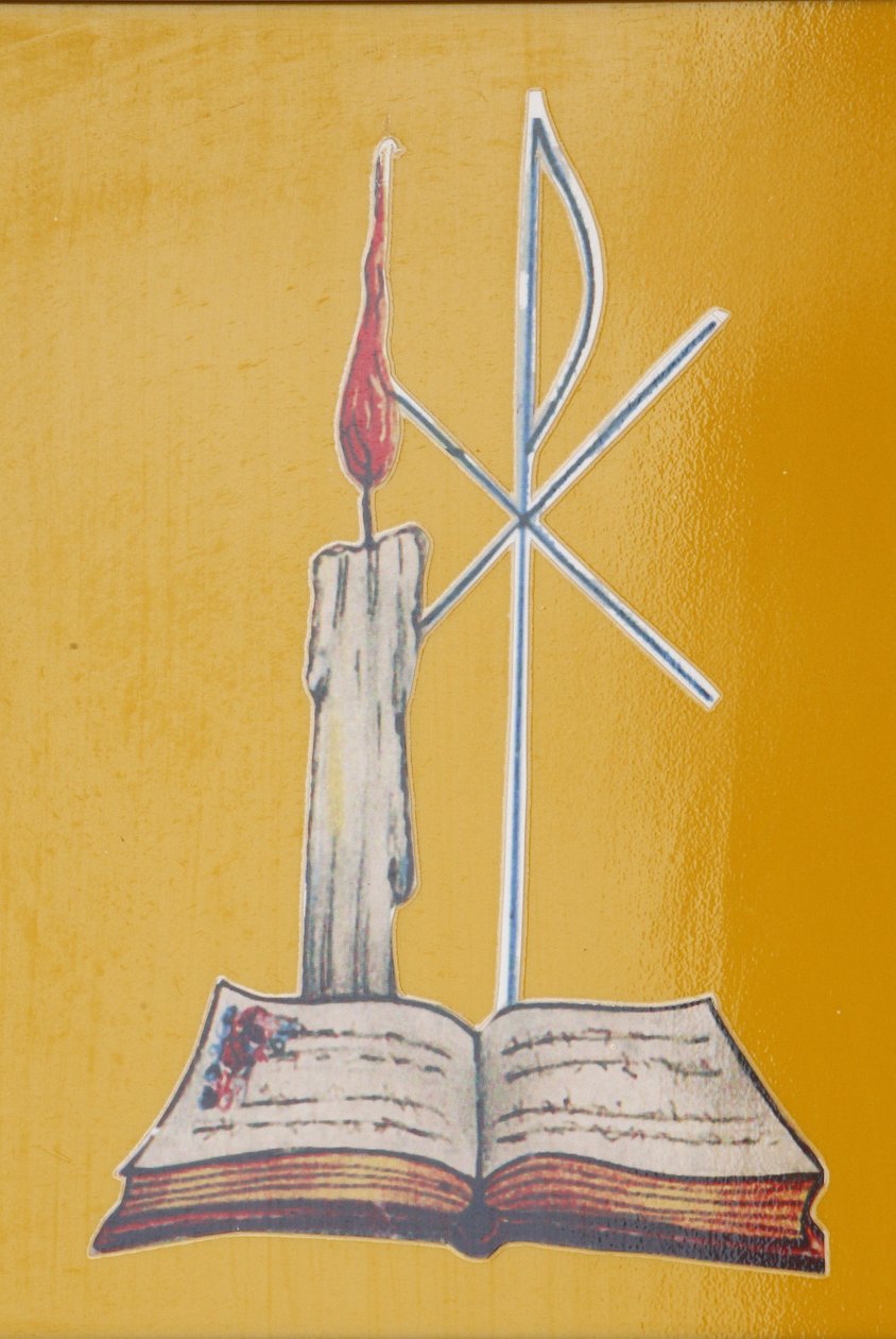 Buntglasfenster. Altarkerze und Bibel, Aneho, Togo von Unbekannt