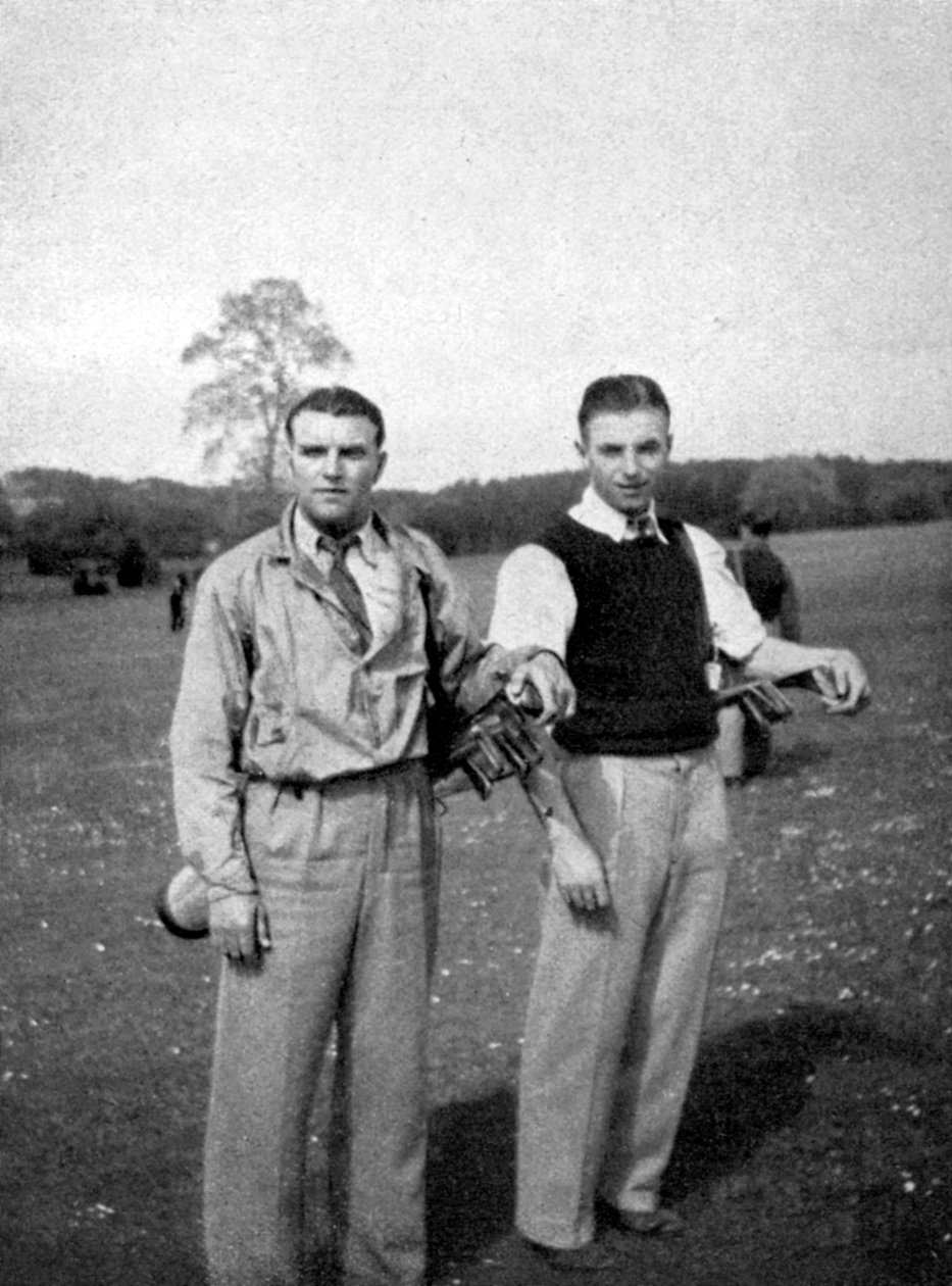 Stanley Matthews und Eddie Hapgood machen eine Pause zwischen den Schüssen während einer Golfrunde, 1945 von Unbekannt