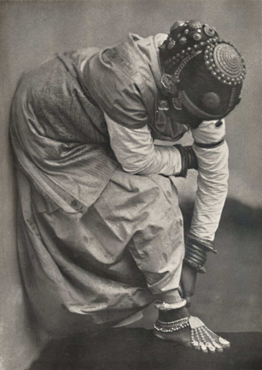 Tamulin mit Fuß- und Kopfschmuck, 1926 von Unbekannt