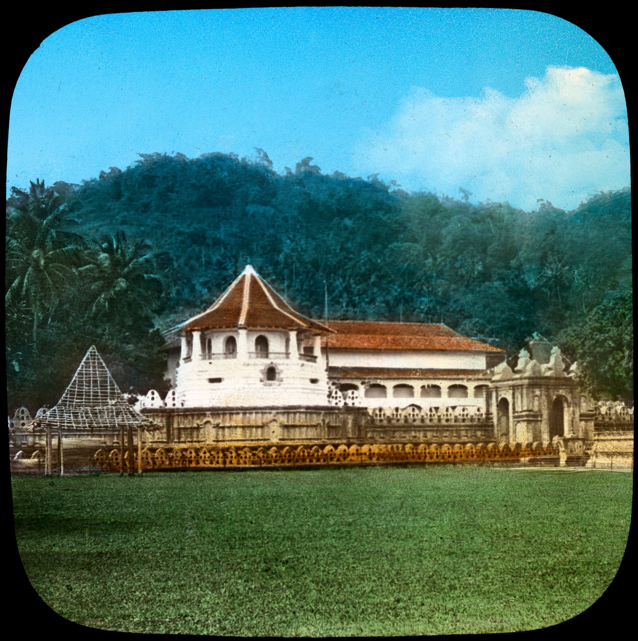 Tempel des Heiligen Zahns, Kandy, Ceylon, spätes 19. oder frühes 20. Jahrhundert von Unbekannt
