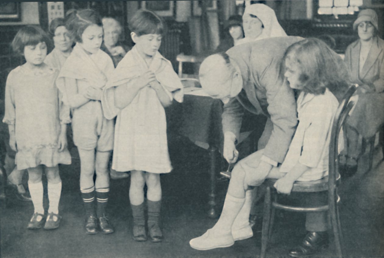 Test des Patellarsehnenreflexes zur Indikation einer Nervenerkrankung, um 1935 von Unbekannt