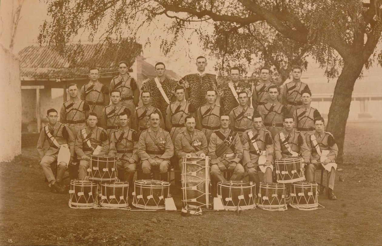 Die Trommeln und Trompeten des Ersten Bataillons, The Queens Own Royal West Kent Regiment. Poona, Indien von Unbekannt