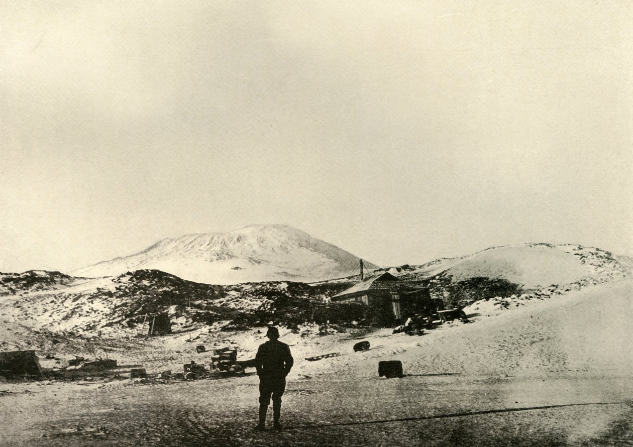 Die Hütte mit dem Mount Erebus im Hintergrund im Herbst, 1908 von Unbekannt