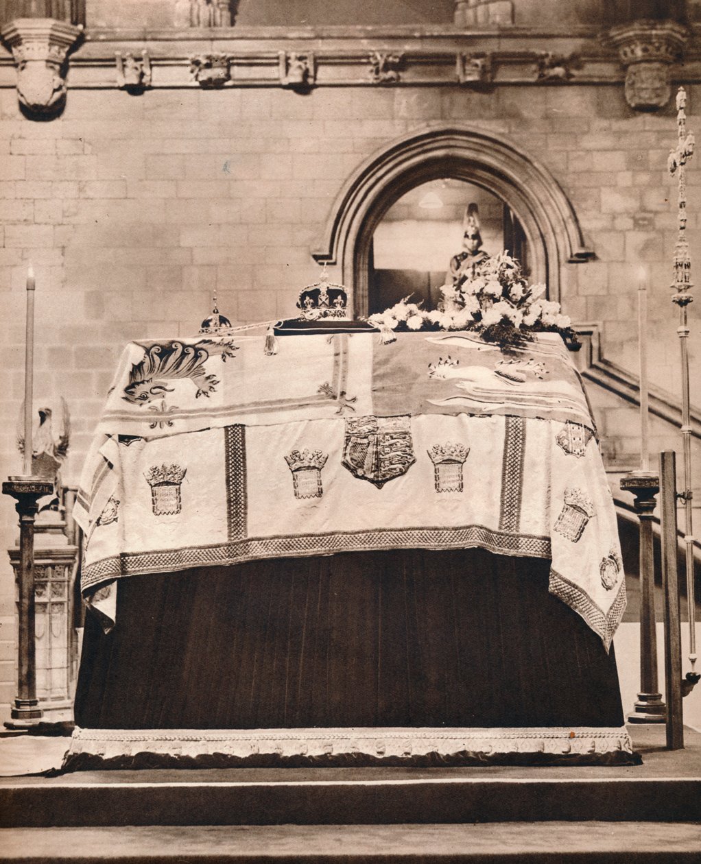 Die Kaiserkrone, der Reichsapfel und das Zepter auf dem Sarg von König Georg in der Westminster Hall, 1936 von Unbekannt
