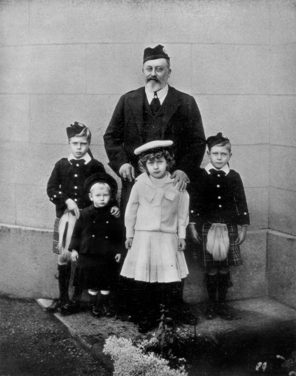 Der verstorbene König und einige seiner Enkelkinder, ca. 1910-1910 von Unbekannt