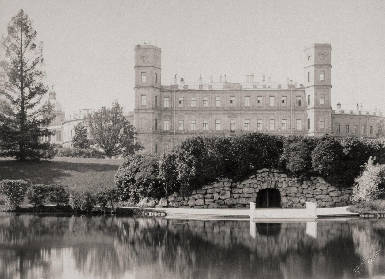 Die Hauptfassade des Palastes in Gattschina, 1870er-1880er Jahre von Unbekannt