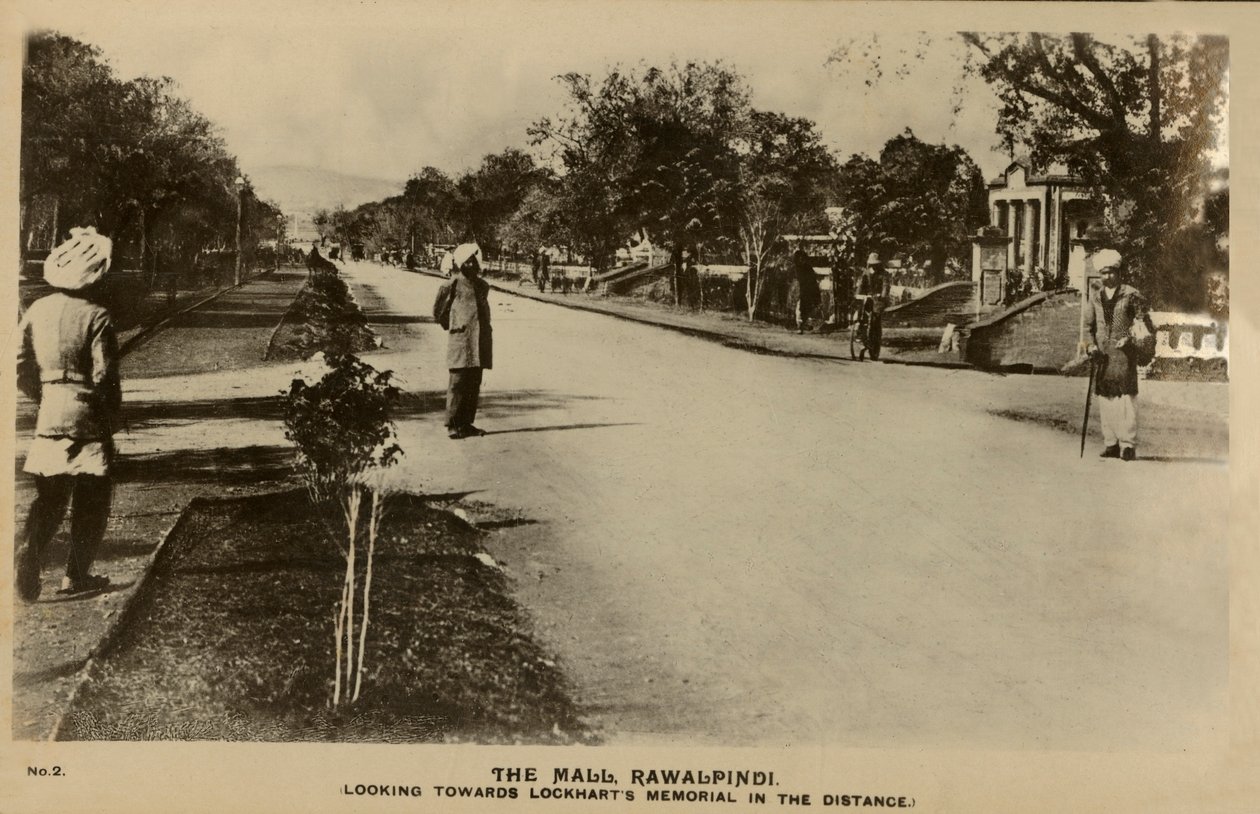 Die Mall, Rawalpindi - Richtung Lockharts Denkmal in der Ferne, um 1918-1939 von Unbekannt
