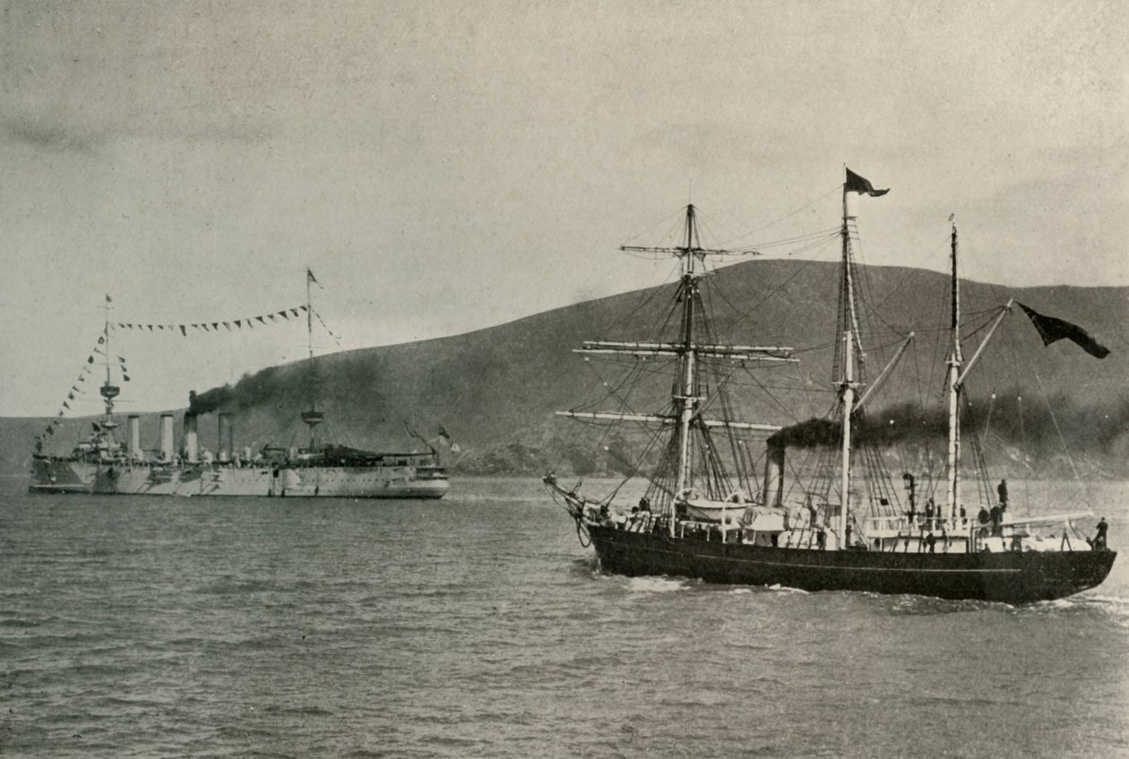 Die Nimrod passiert H.M.S. Powerful im Hafen von Lyttelton, 1. Januar 1908 von Unbekannt