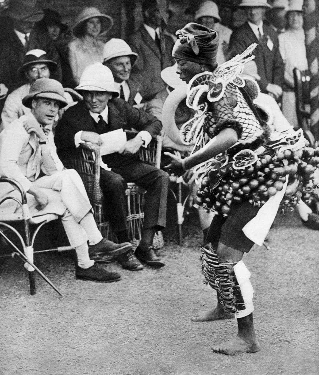 Der Prinz von Wales beobachtet einen traditionellen Tanz, Freetown, Sierra Leone, 1925 von Unbekannt