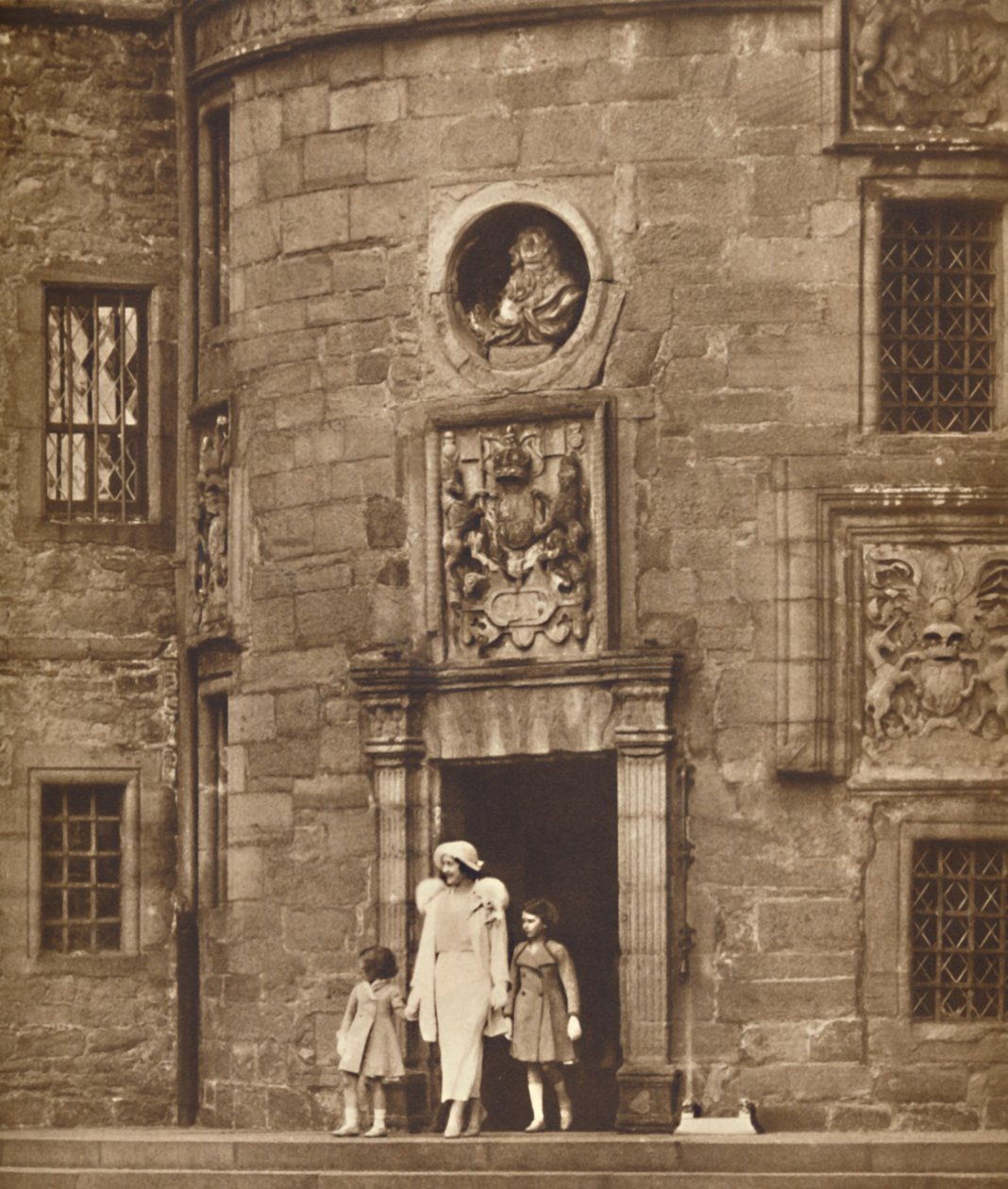Die Königin in ihrem alten Zuhause, Glamis Castle, ca. 1936, 1937 von Unbekannt