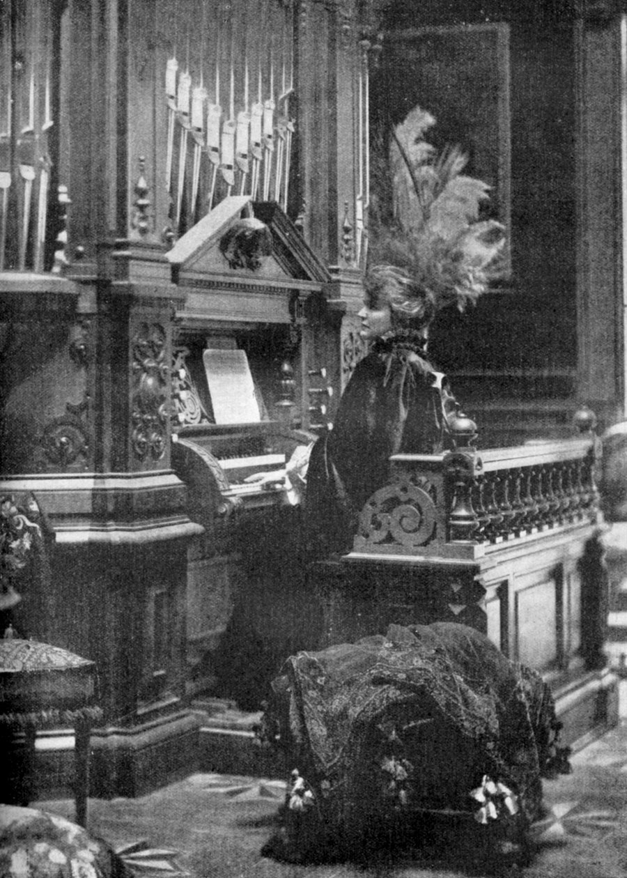 Die Königin von Rumänien spielt die Orgel, 1904 von Unbekannt