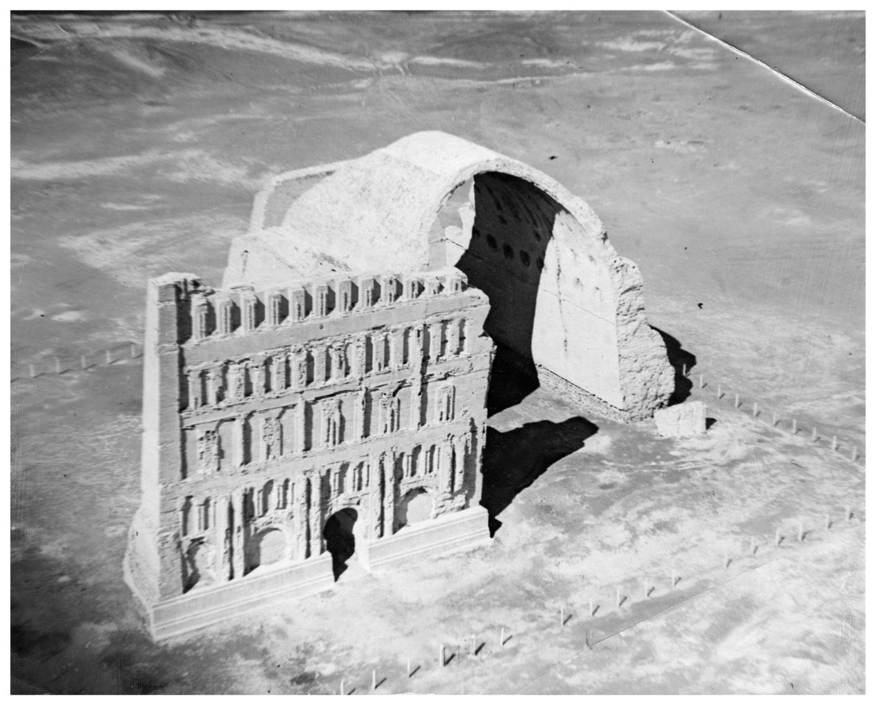 Der Taq-i Kisra aus der Luft, Ktesiphon, Irak, 1926 von Unbekannt