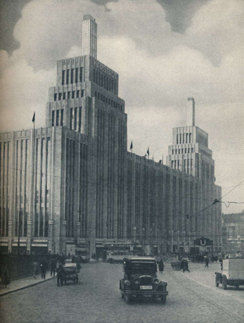 Der turmflankierte Massivbau des Karstadthauses in einem Arbeiterbezirk, ca. 1935 von Unbekannt