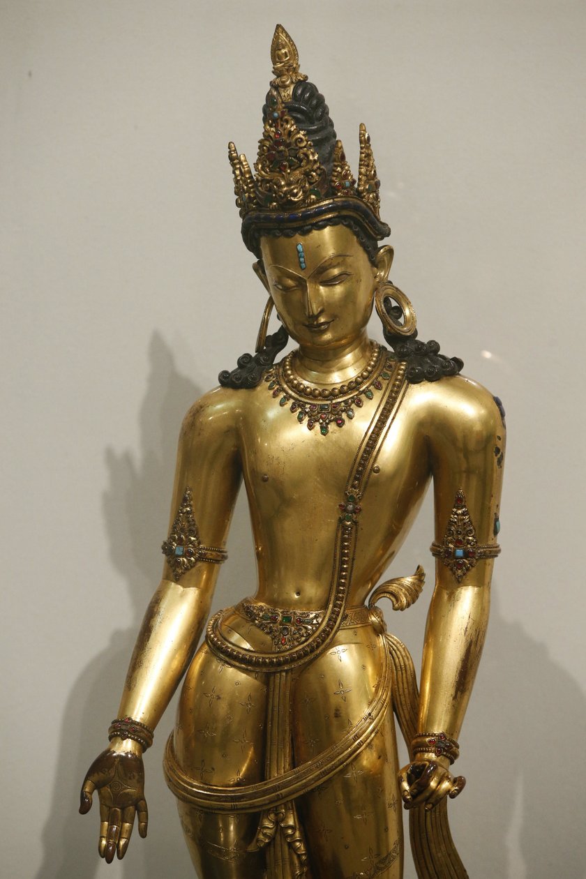 Das Victoria und Albert Museum. Der Bodhisattva Avalokiteshvara (Padmapani, Träger des Lotus). 1300-1400. Malla-Dynastie. Nepal. Vergoldetes Kupfer mit Edel- und Halbedelsteinen. Vereinigtes Königreich von Unbekannt