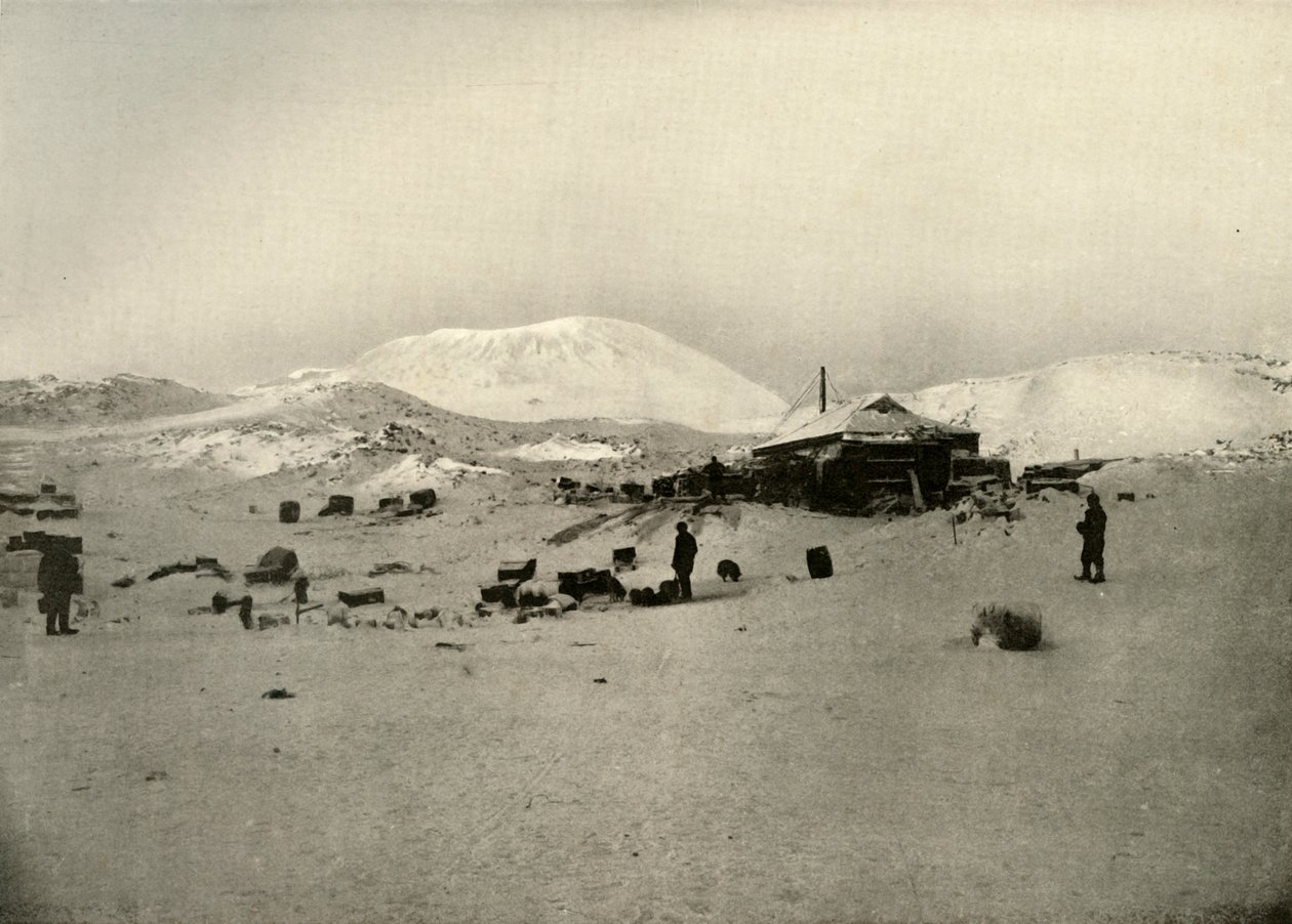 Das Winterquartier. Mit dem Mount Erebus im Hintergrund, ca. 1908, 1909 von Unbekannt