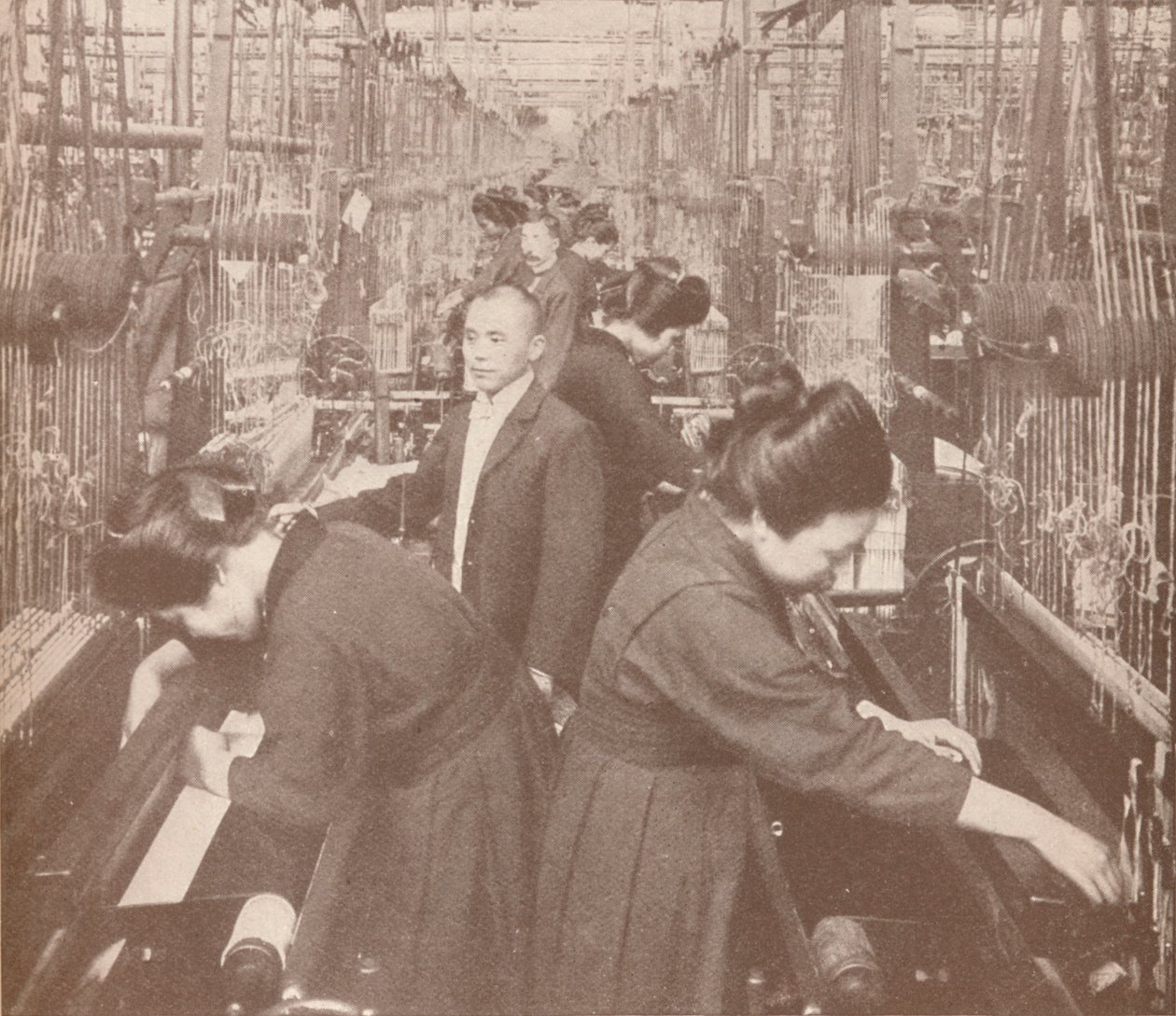Das geschäftige Innere einer florierenden Seidenfabrik in Japan, 1907 von Unbekannt