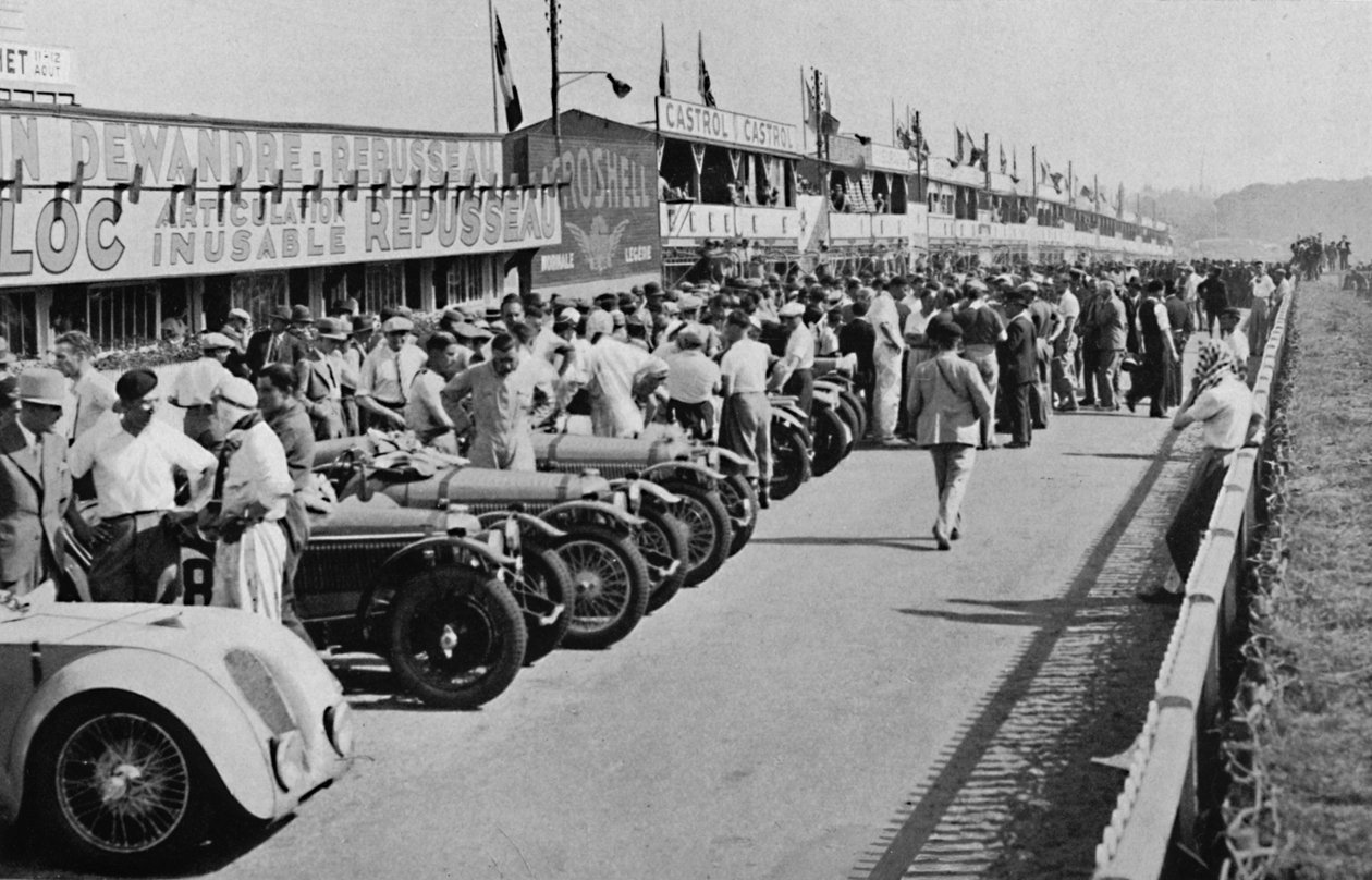 Die geschäftigen Boxen: vor dem Start des 24-Stunden-Rennens von Le Mans von Unbekannt