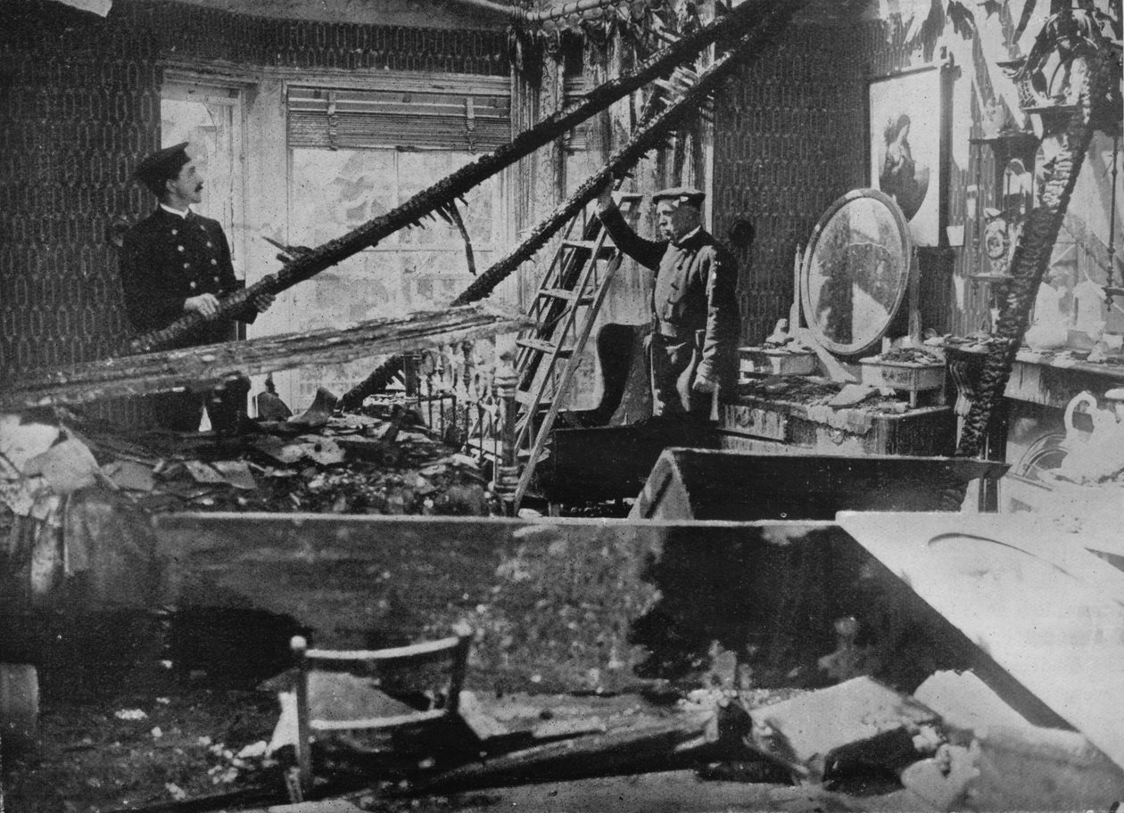 Das Innere eines der zerstörten Häuser in Southend, 1915 von Unbekannt