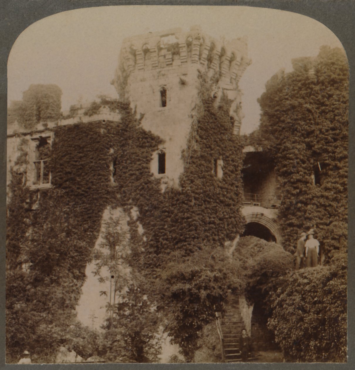 Die efeubewachsenen Türme von Raglan Castle, die letzte Festung von Karl I., Monmouthshire, England, ca. 1 von Unbekannt