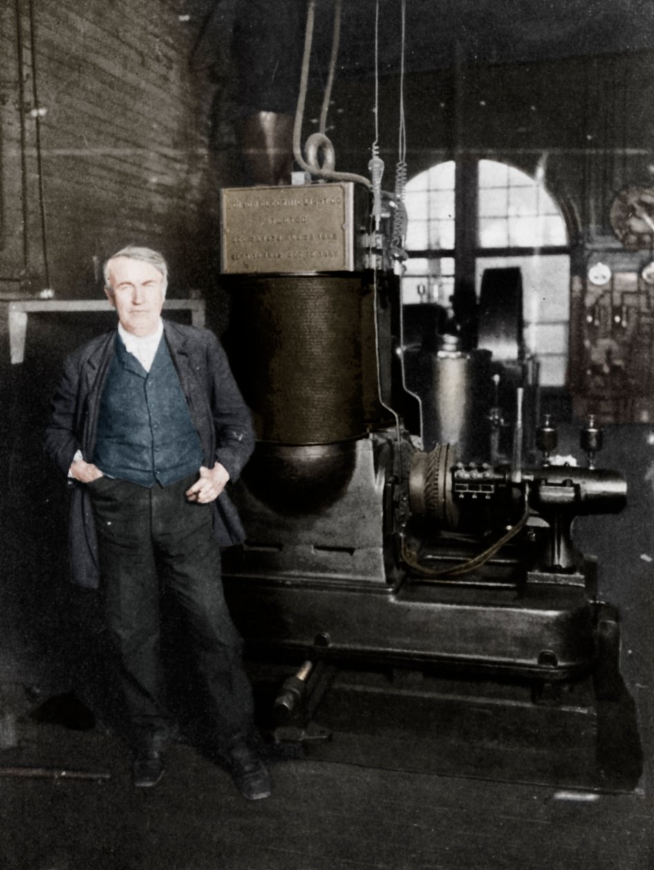 Thomas Alva Edison, amerikanischer Erfinder, mit seinem ersten Dynamo zur Erzeugung von elektrischem Licht, 1880er von Unbekannt