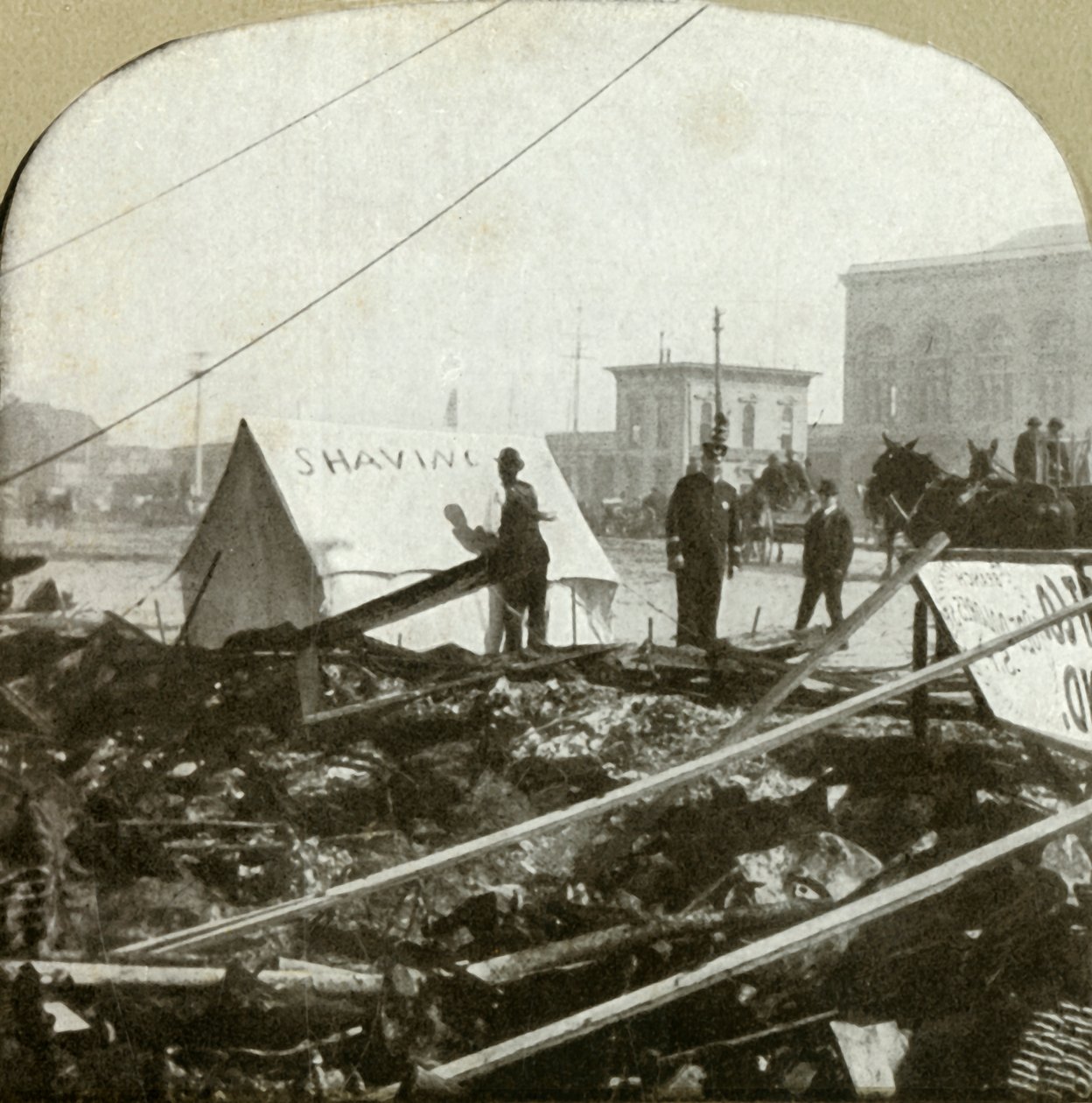 Echter Mut - Friseur malt Schild auf Zelt, das auf dem Bürgersteig des ehemaligen Ortes gespannt ist, 1906 von Unbekannt