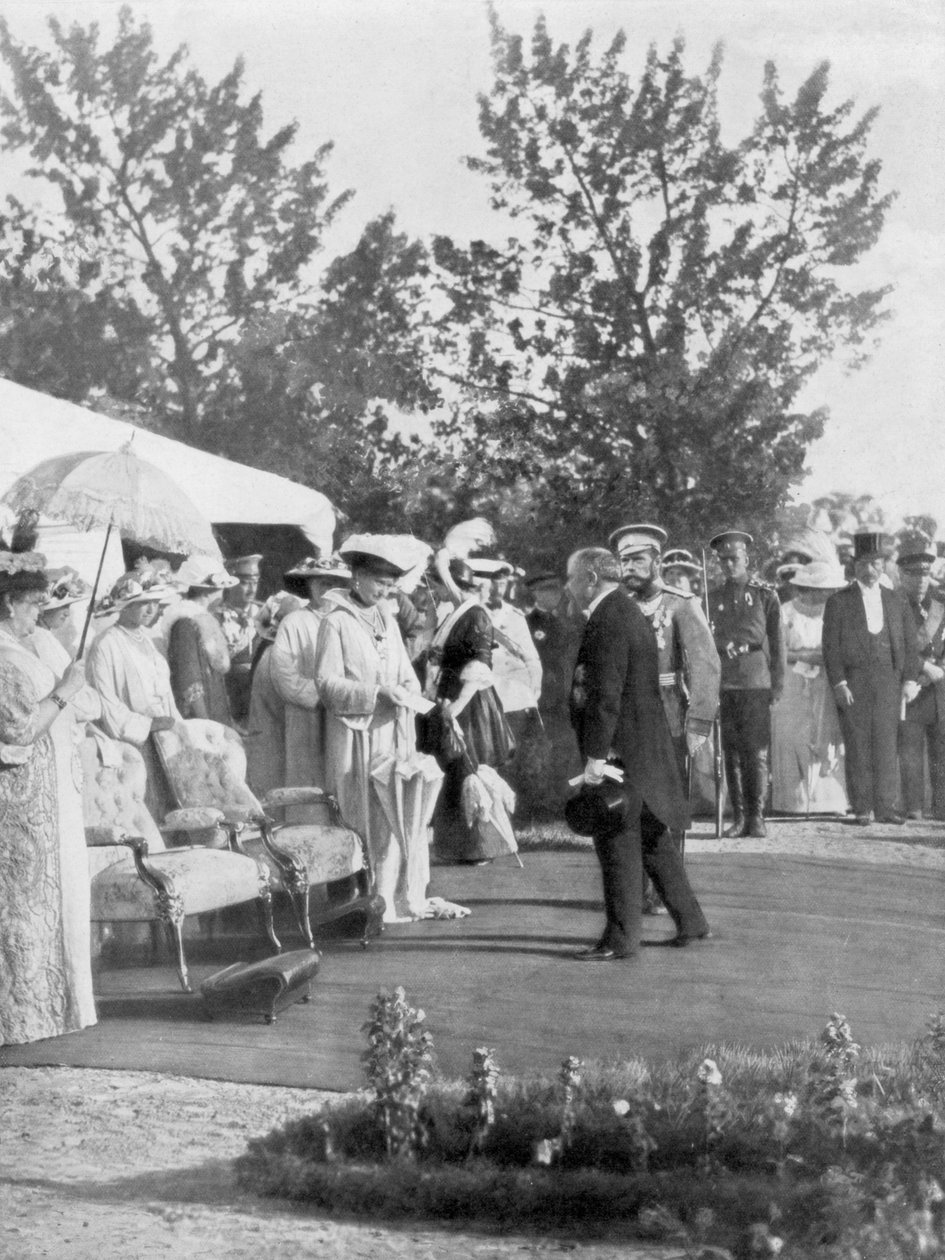 Zar Nikolaus II. mit dem französischen Präsidenten Poincaré zu Besuch, Krasnoje Selo, Russland, 22. Juli 1914 von Unbekannt