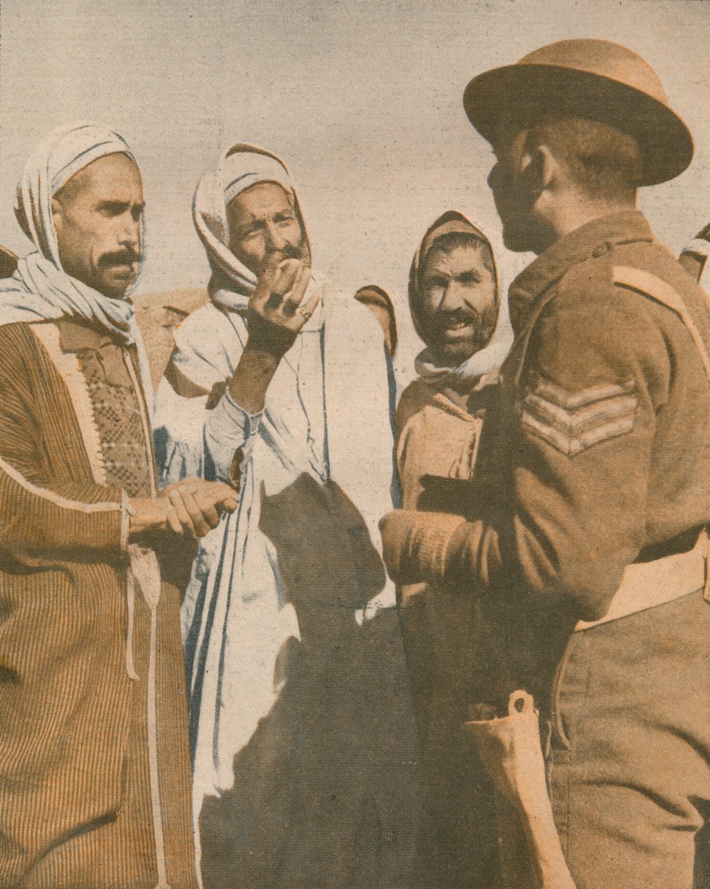 Tunesische Araber begrüßen einen britischen Sergeant in Chaouach, 1943 von Unbekannt