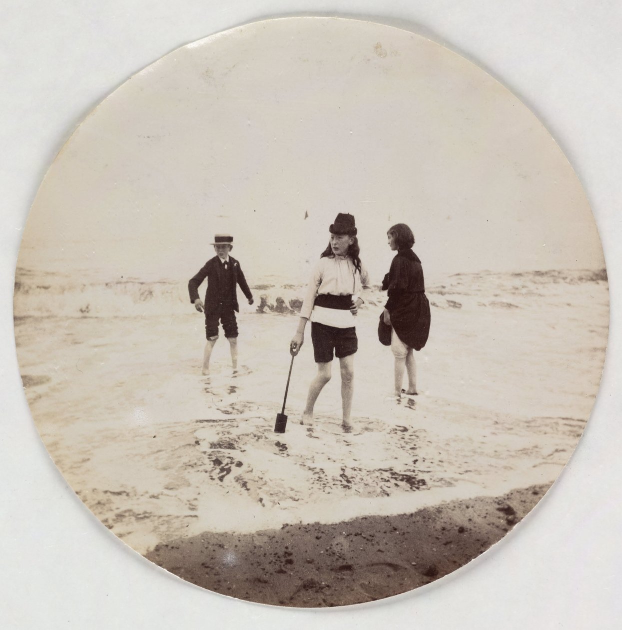 Zwei Mädchen und ein Junge planschen im Meer, um 1890 von Unbekannt