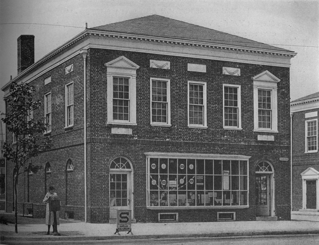 Zwei Geschäfte im Yorkship Village, New Jersey, 1925 von Unbekannt