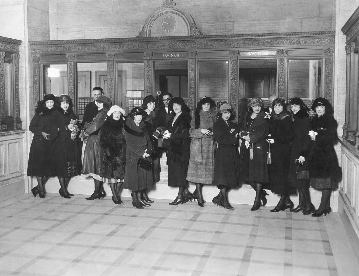 Vereinigte Staaten: ca. 1926 Eine Gruppe von Frauen steht an den 
