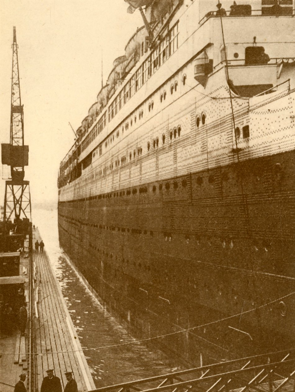 Ansicht der Steuerbordseite der Majestic beim Einlaufen in das Schwimmdock, ca. 1930 von Unbekannt