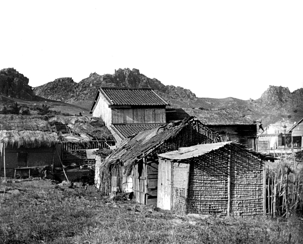 Dorfhütten in Korea, 1900 von Unbekannt